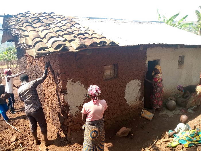 Nyiramatabaro yahawe amabati makeya agikurwa muri nyakatsi