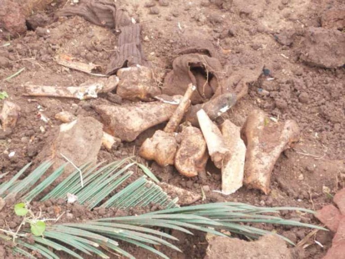 Imibiri yabonetse bigaragara ko hari abashobora kuba barayikuye aho yahoze bari gukora ubusitani, ntibatange amakuru