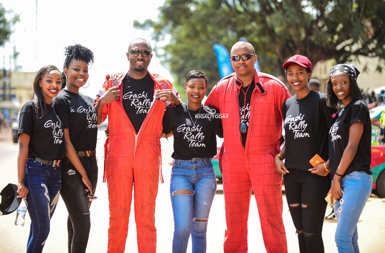 Abafana baba babukereye mu birango by'uwo bashyigikiye