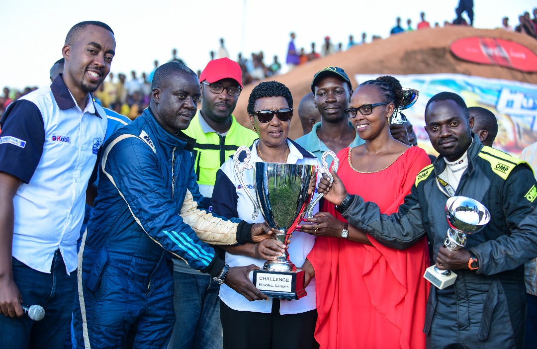 Umufasha wa Nyakwigendera Gakwaya wibukwa muri iri rushanwa, niwe watanze igikombe cy'abegukanye isiganwa