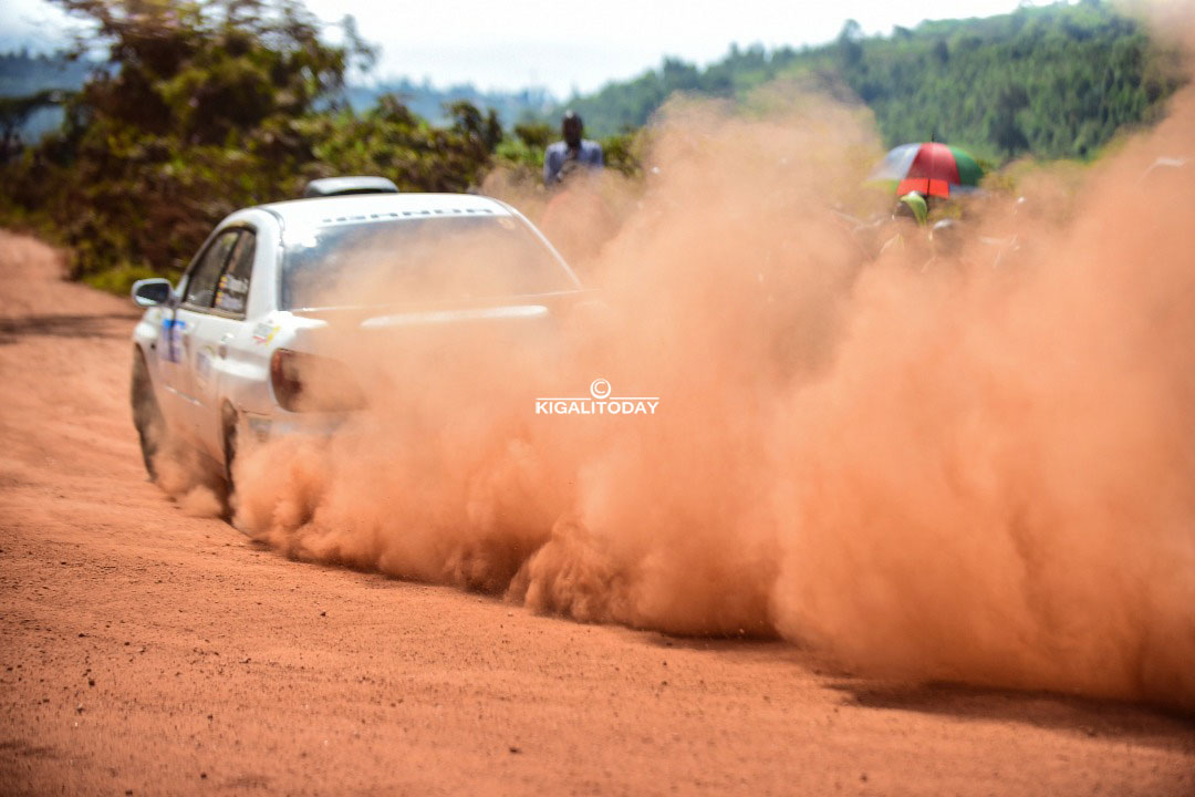 Mu mihanda ya Gisagara na Huye, abafana bishimiye kubona imodoka zitumura ivumbi