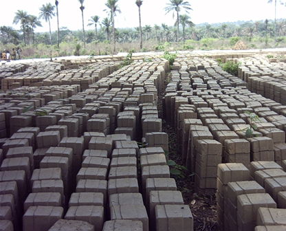 Amatafari akorwa n'imashini ya Hydroform.