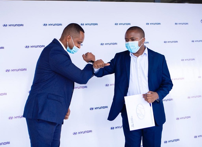 Muramira Jean Paul (ibumoso) wari uhagariye Hyundai na Darius Uzabakiriho (iburyo) wari uhagarariye Ministeri y