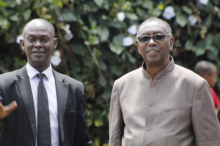 Umuyobozi w'ishuri Wisdom School Nduwayesu Elie (ibumoso) ari kumwe na Senateri Musabeyezu Narcisse