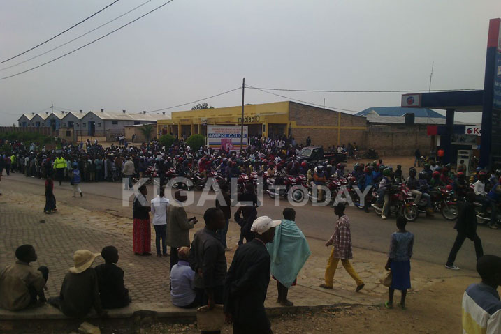 i Nyanza urugendo rwakamagana Ubwongereza babusaba kurekura Lt Gen Karake Kanzi rwahereye Kubigega.