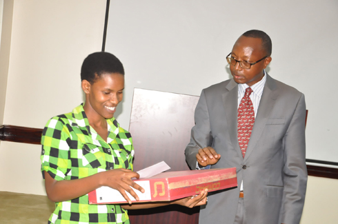 Umwe mu banyeshuri bitwaye neza mu bizamini byateguwe na iCPAR ahabwa mudasobwa.