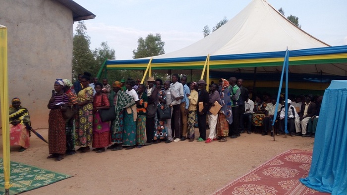 I Ngoma mu Murenge wa Cyanika, abaturage bari baje ari benshi kugaragariza umuvunyi ibibazo byabo ku buryo yatashye bwije, atabashije kubumva bose