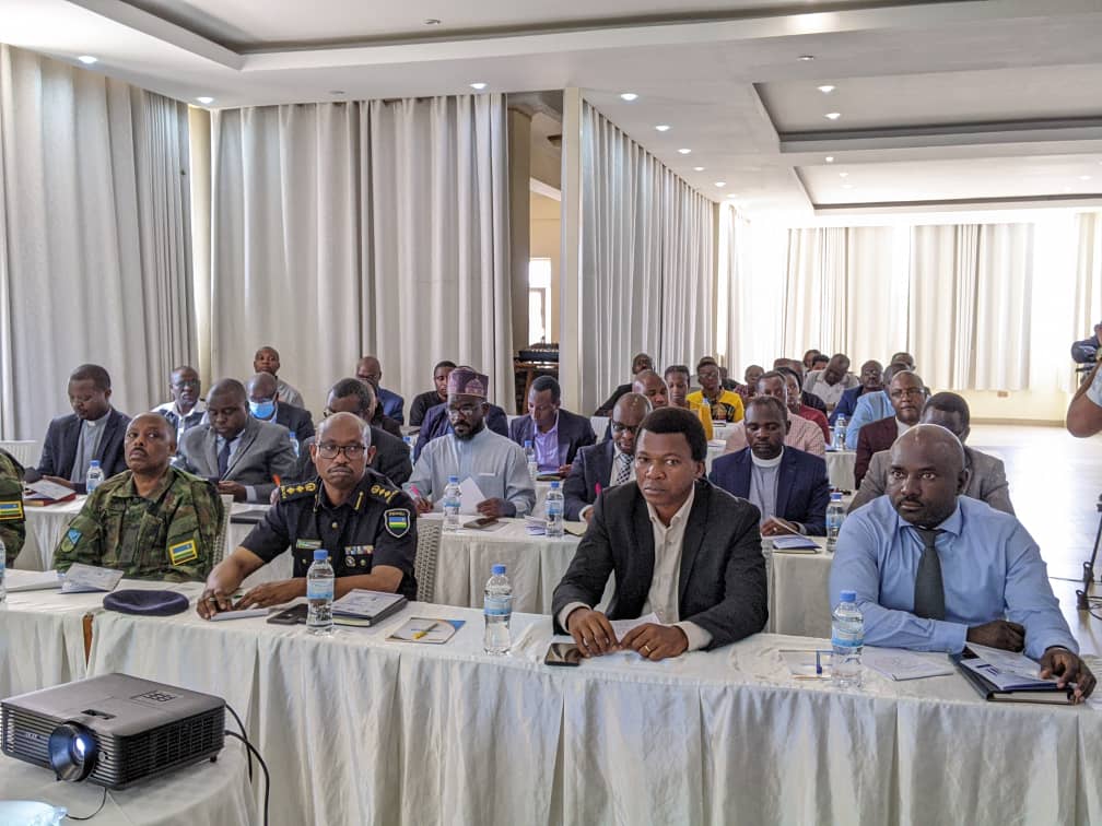 Guverineri w'Intara y'Amajyaruguru, Mugabowagahunde Maurice (wicaye imbere iburyo) ari mu bagejejweho ibyavuye mu ibarura rusange