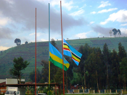 Mu Rwanda amabendera yururukijwe agezwa hagati mu rwego rwo kunamira Mandela.