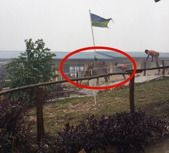 Abana 6 biga mu Ishuri Ribanza rya Cyobe mu Murenge wa Mbuye mu Karere ka Ruhango baherutse kugaragara bafata ibendera ry'Igihugu ubwo ryari rigiye gutwarwa n'umuyaga