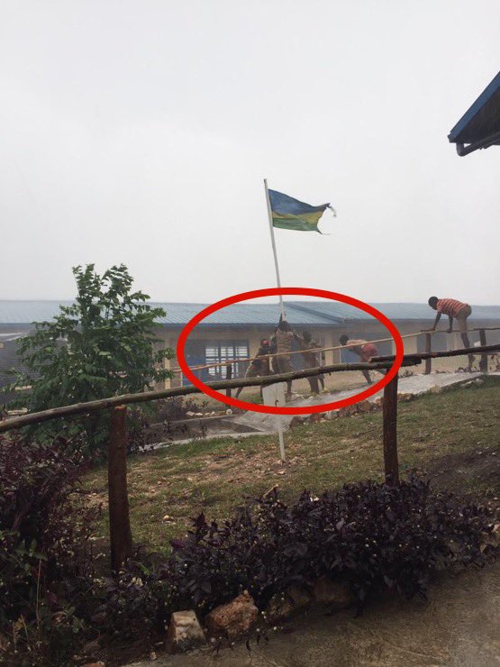 Ifoto y'aba bana bagaragaye bafashe ibendera ngo ritagwa, yakoze benshi ku mutima