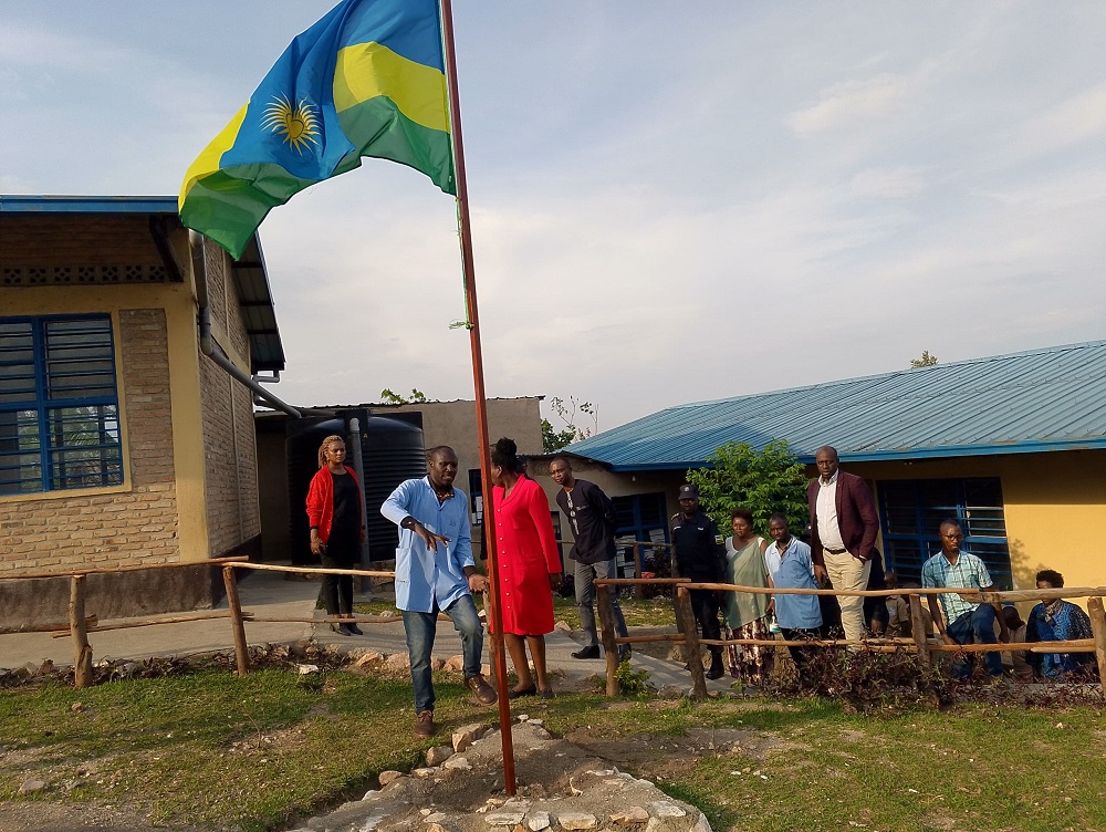 Umuyobozi w'ishuri yereka abayobozi uko umuyaga wari ugiye gutwara ibendera