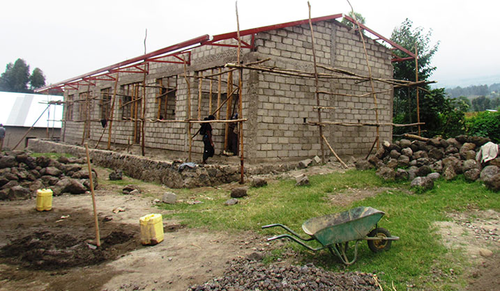 Ibi byumba by'amashuri nibyo biri imbere mu kubakwa mu karere ka Burera ngo habuze amabati ngo bisakarwe.