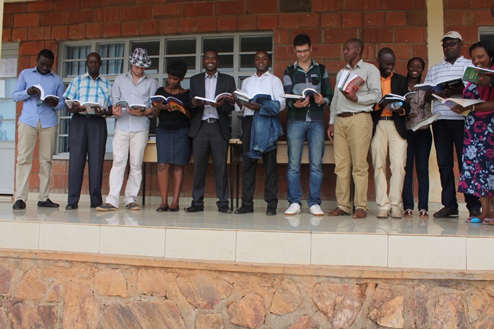 Ibi bitabo ngo bizifashishwa n'abarimu ndetse n'abanyeshuri.