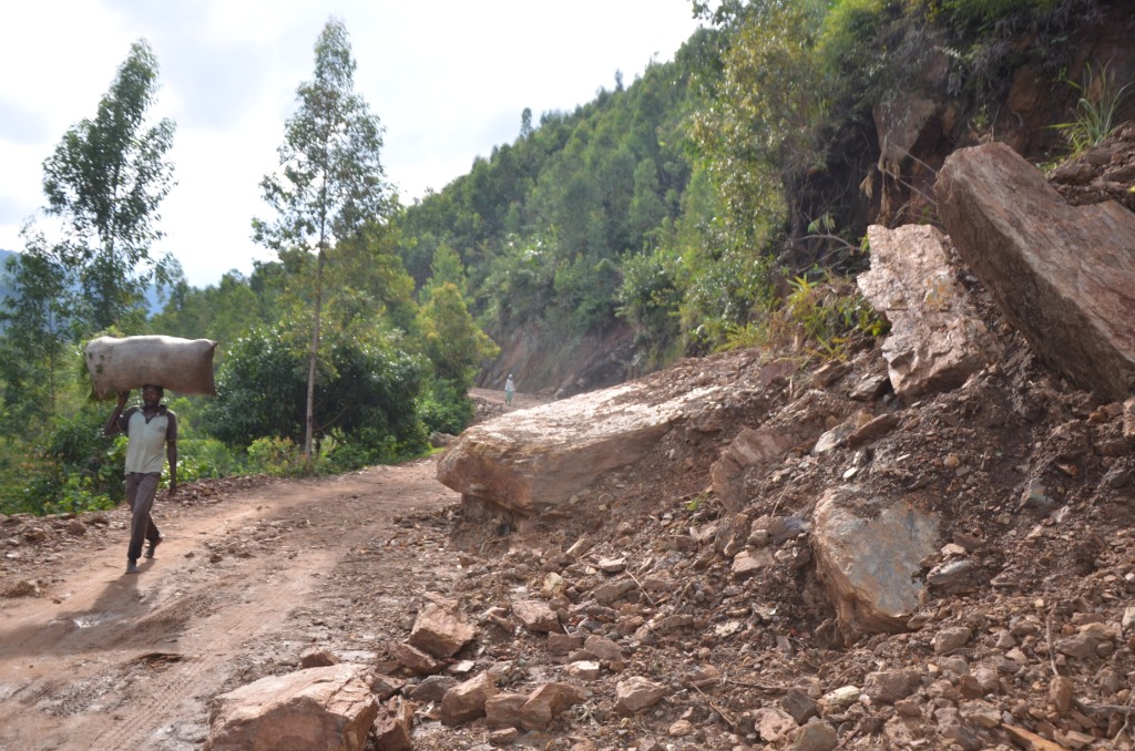 Hamwe hatwawe n'inkangu mu gihe ahandi mu muhanda hagaragaramo ibibuye na byo byagiye bigwa mu muhanda bimanuwe n'inkangu