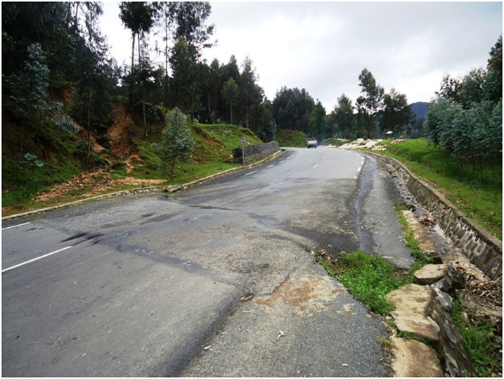 Ibice by'umuhanda byangiritse i Rambura byateza ikibazo