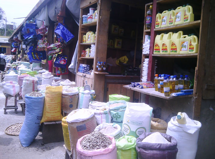 Abacuruzi bavuga ko ibiciro bya bimwe mu bicuruzwa byiyongereye aho kugabanuka.