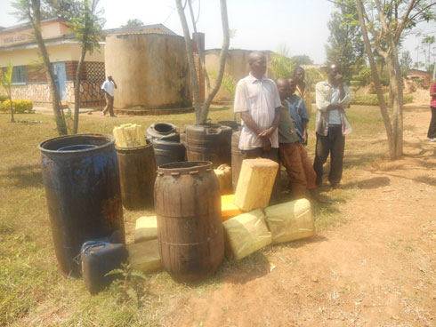 Abafashwe bakoraga muri izo nzengero hamwe n'ibikoresho bifashisha.