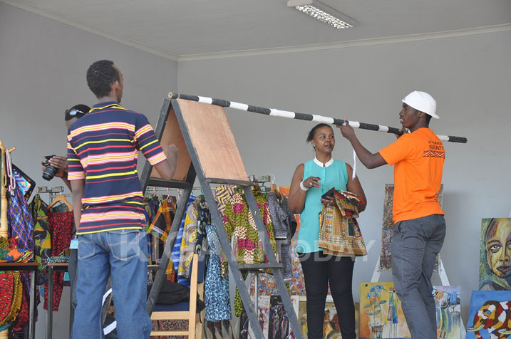 Ibiganiro byabimburiwe no kumurika imyambaro ndetse n'ibishushanyo byakozwe n'abanyabugeni batandukanye mu Rwanda.