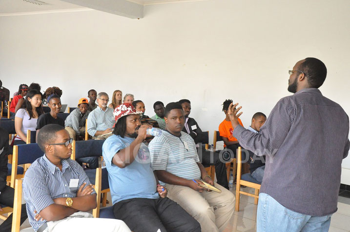 Ibiganiro byakurikiwe n'abanhanzi batandukanye.