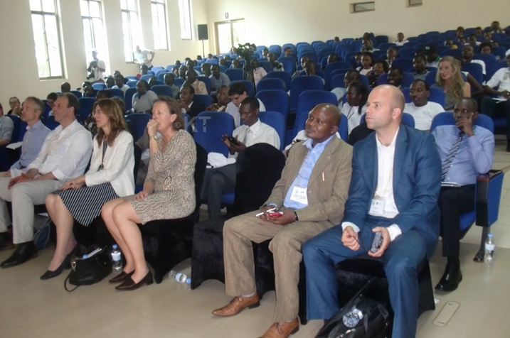 Abantu b'ingeri zitandukanye bitabiriye ibiganiro by'umunsi w'amazi.