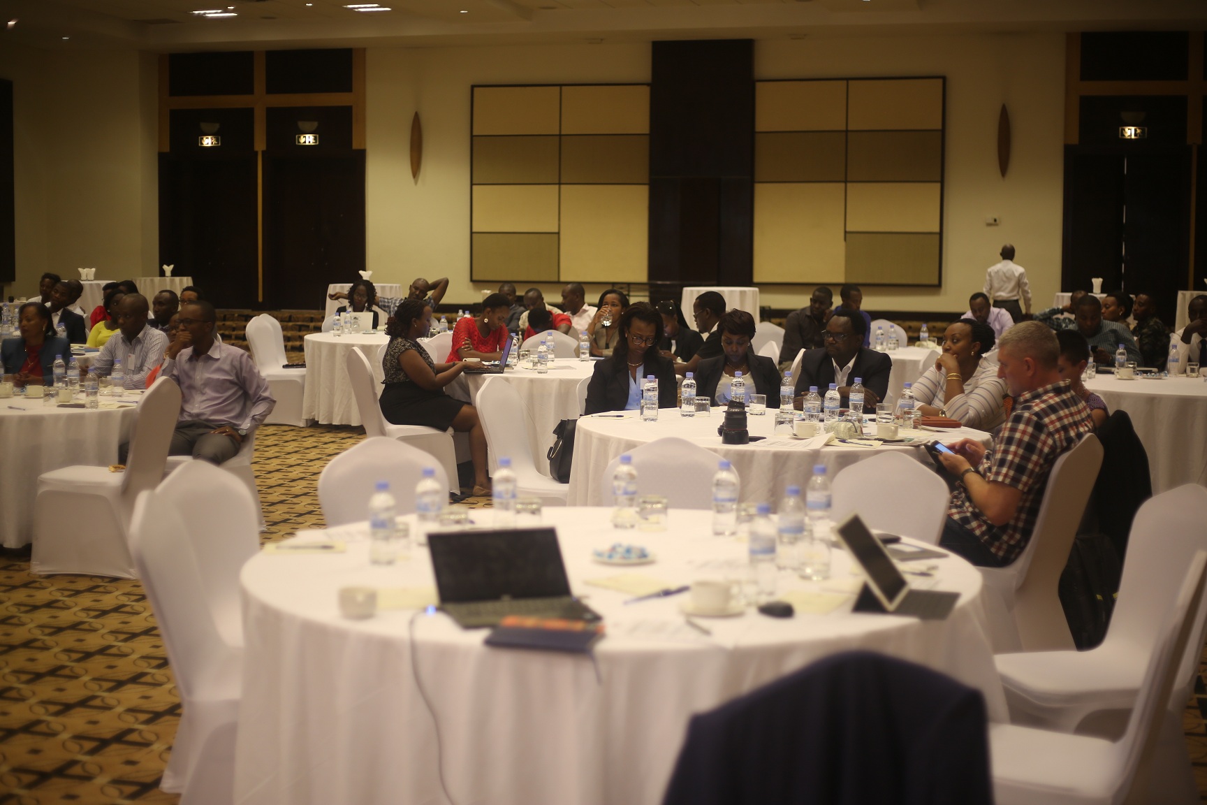 Ibiganiro byitabiriwe n'abantu batandukanye bafite aho bahurira n'imitangire ya servisi