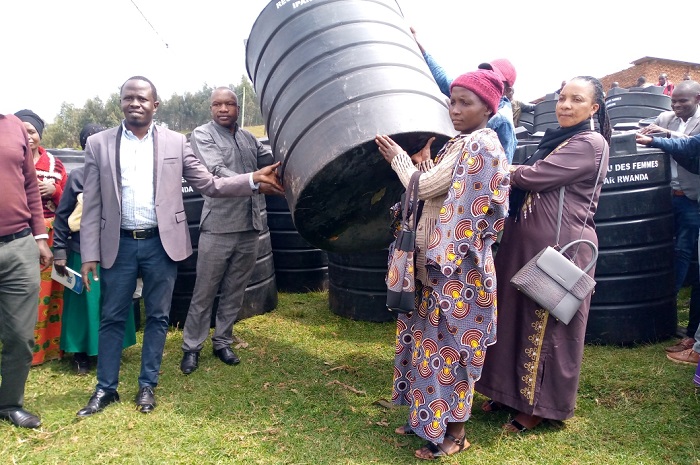 Abahawe igigega biyemeje kubifata neza kuko bibaruhuye imvune