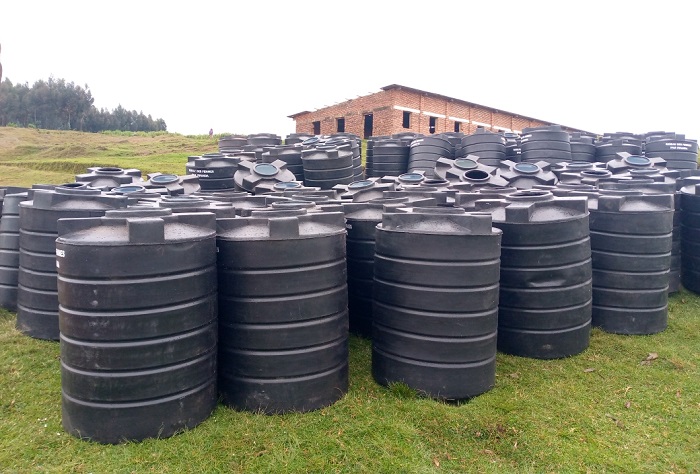 Ibigega bya Pulasitiki byatwaye miliyoni icyenda, buri kimwe kijyamo litiro 700 z'amazi