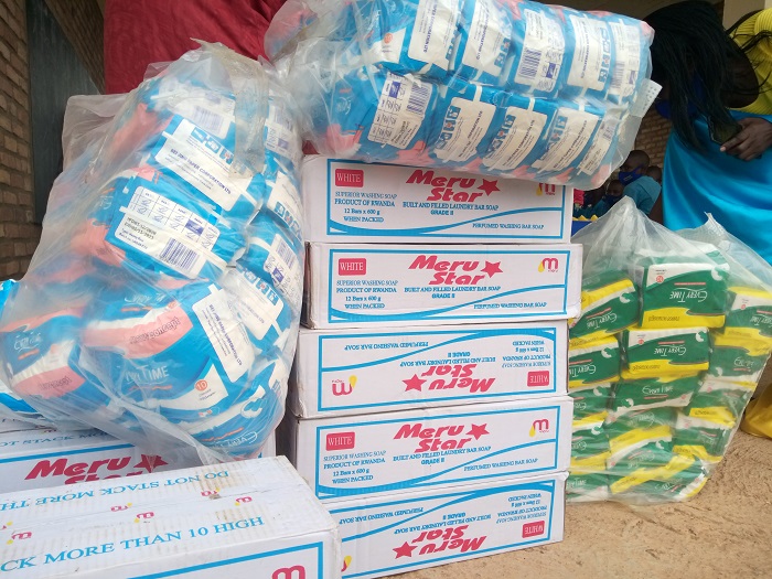 Soroptimist Club ya Huye yatanze impano za cotex, amasabune n'udupfukamunwa