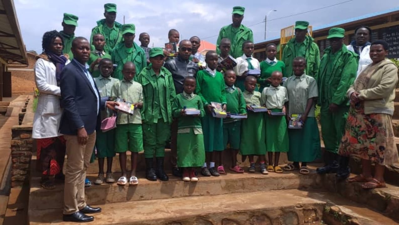 Bafasha abana gusubira mu ishuri bakabaha n'ibikoresho by'ishuri