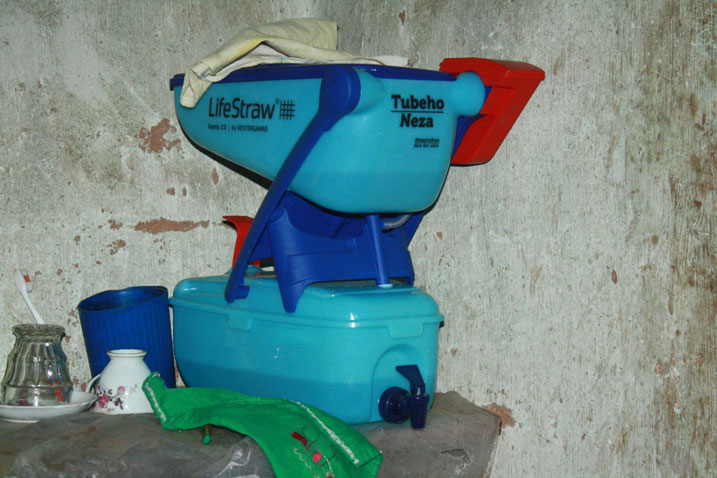 Ibikoresho biyungurura amazi abakene bahabwa na DelAgua bituma banywa amazi meza.