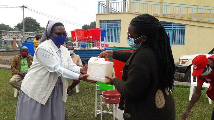 Soeur Uwimana Hilariya ashyikirizwa bimwe mu bikoresho