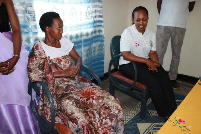 Ibikoresho byo mu nzu byatanzwe birimo intebe, ameza n'ibindi byakozwe n'urubyiruko rwo mu Bugesera