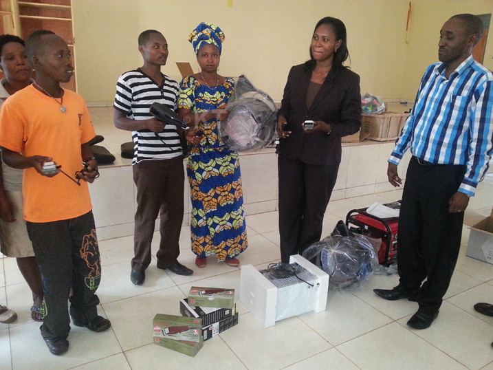 Ibikoresho bahawe ni ibibafasha gutangira "salon de coiffure" igezweho 