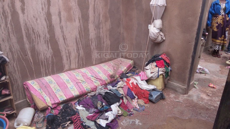 Ibikoresho byo mu nzu birimo n'ibiryamirwa byanyagiwe kubera amazu yasenywe n'imvura mu Karere ka Kamonyi 