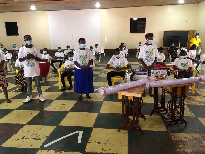 Abana bo muri iyo miryango bafashijwe kwiga, none banahawe ibikoresho bizabafasha gushyira mu bikorwa ibyo bize