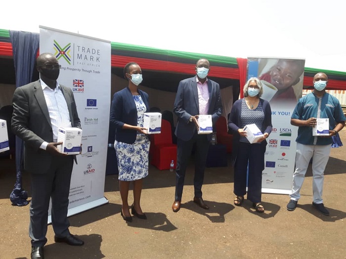 Abakozi bashinzwe ubucuruzi bwambukiranya imipaka bahawe ibikoresho bibarinda Covid-19