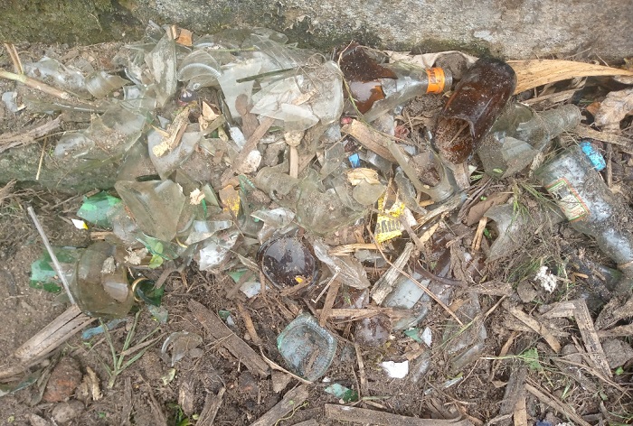 Usanga ibimene by'amacupa, amashashi n'indi myanda byajugunywe hafi y'ingo z'abaturage