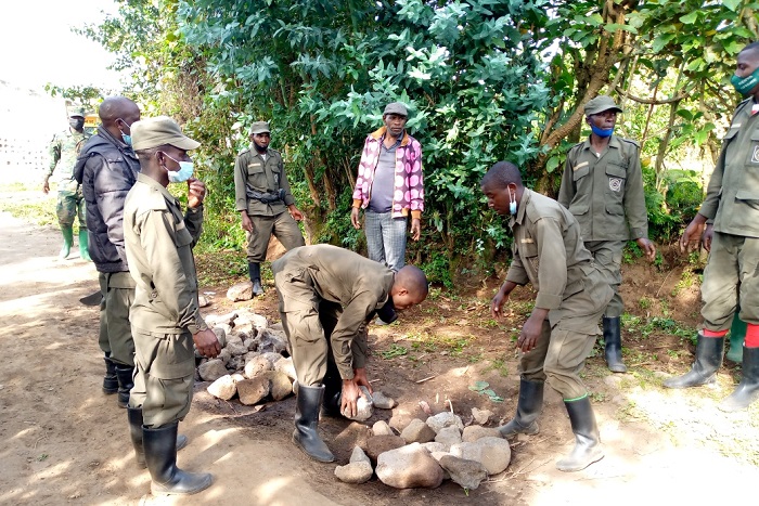 Ibinogo bigaragara mu mihanda baragerageza kubisiba bakoresheje amabuye 