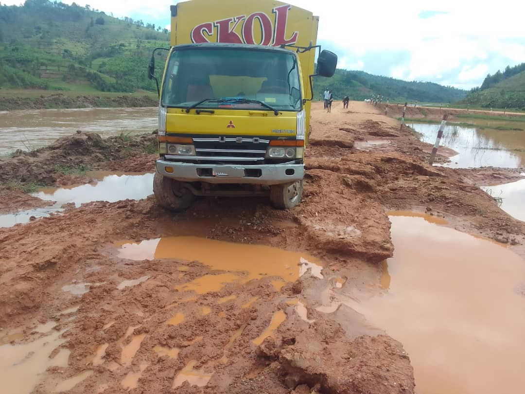 Ibinogo n'ibyondo byatumye iyi modoka iheramo na n'ubu habuze abayikuramo