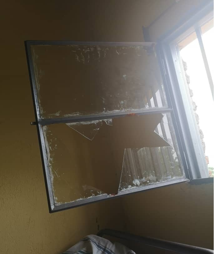 Bamennye ibirahure by'amadirishya y'inzu bararamo