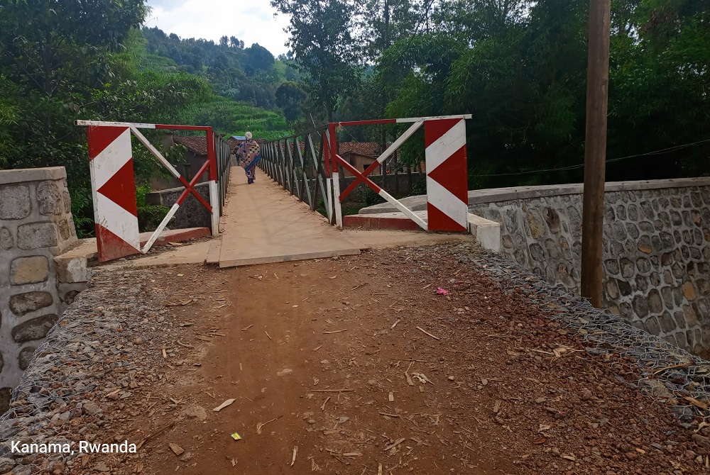 Ibiraro birimo kubakwa birashyirwa hejuru aho bitazongera guhura n'amazi igihe yabaye menshi