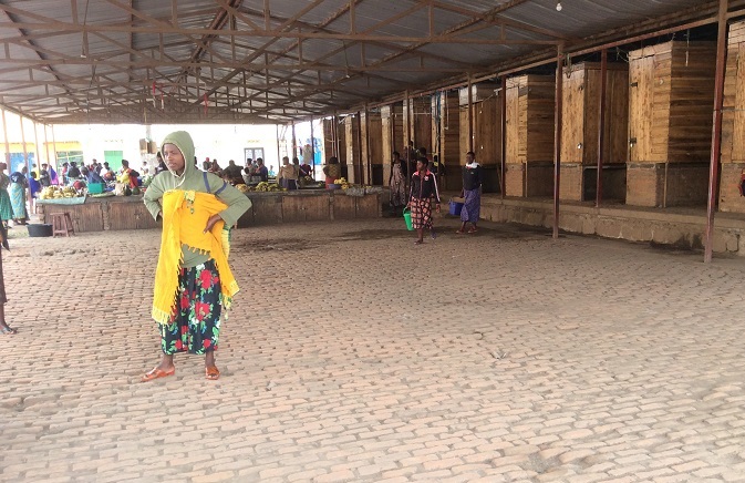 Iki ni igice kimwe cya hangari icururizwamo ibirayi mu Murenge wa Kinigi