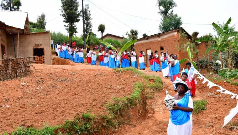 Abanyamuryango ba FPR batanze n'ibiribwa bigenewe abubakiwe 