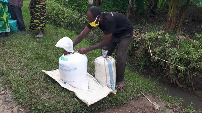 Umwe mu bari bamaze guhabwa ifu ya kawunga n'ibishyimbo yishimiye ko bigiye gutuma we n'umuryango we bacuma iminsi