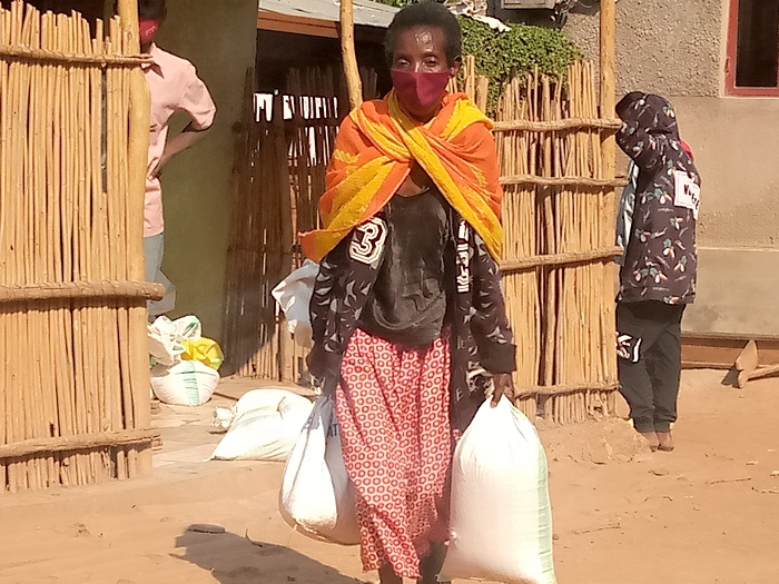 Umuntu arahabwa ibyo agenewe agahita agenda kugira ngo hirindwe umubyigano ushobora gutuma habaho kwegerana 