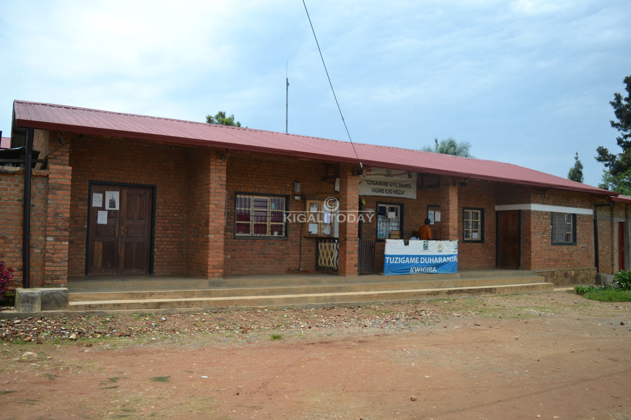 Ibiro bya Padiri Seromba n'abandi bapadiri byari imbere ya paruwasi