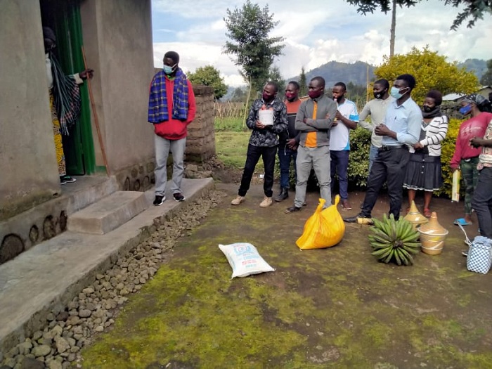 Aha bari basuye umukecuru wagizweho ingaruka na Jenoside