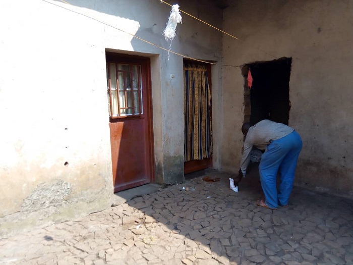 Mu rwego rwo kwirinda kwanduza abandi, abamuzaniye ibyo kurya babishyira hafi y'aho yabishyikira bategeranye