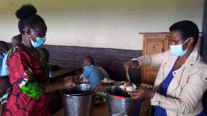 Muri Sainte Famille barimo kugaburirira abana ku ishuri ku munsi wa mbere w'itangira ry'umwaka w'amashuri 2021-2022